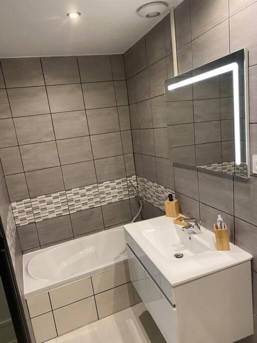 Gite De Tom Et Mag Classe 3 * Clevacances Villa Pontgibaud Esterno foto